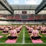 Arena da Baixada recebe aulão de yoga beneficente no Outubro Rosa com kit exclusivo