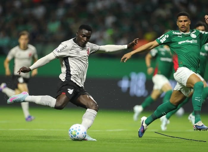 Show de Viveros no Oeste: como o Athletico atropelou em 31 minutos e voltou ao G4