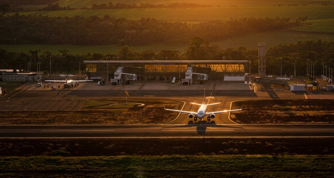 Aeroporto de Cascavel volta a operar pousos em pista molhada após testes