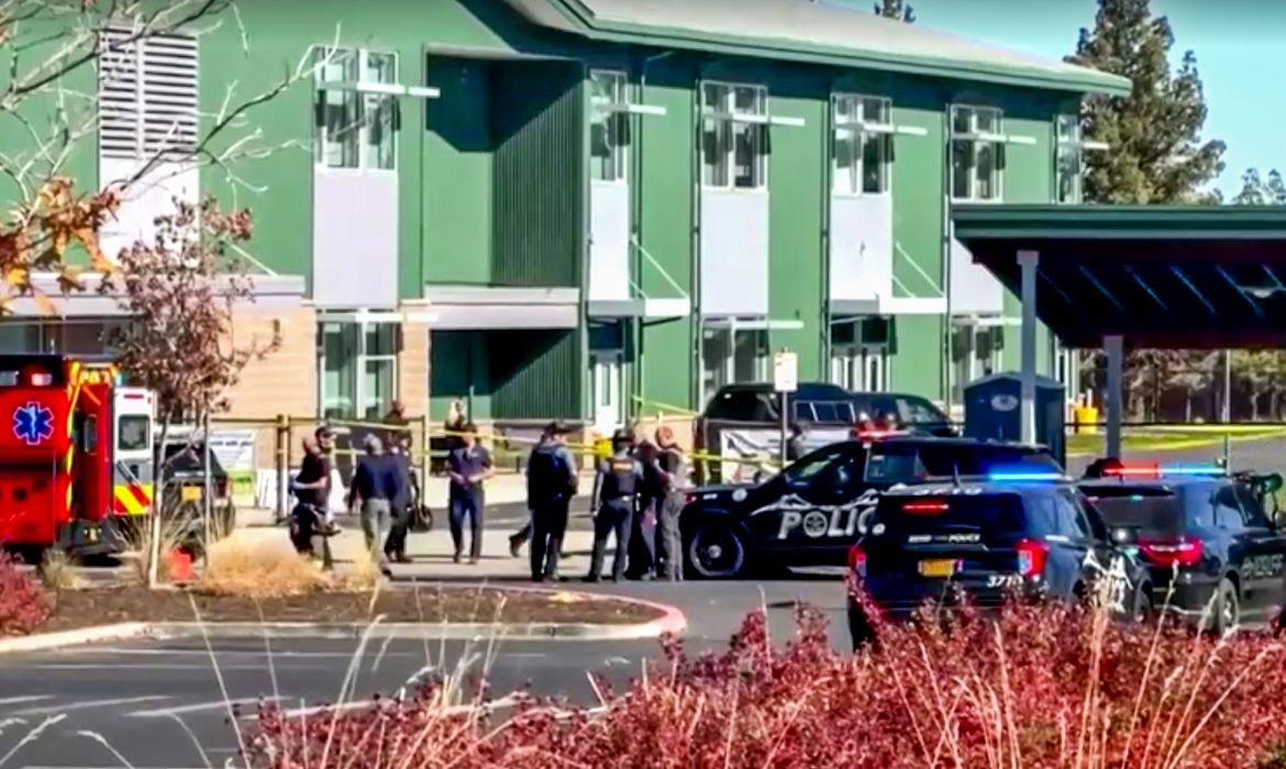Atirador ataca escola no Oregon, mata quatro e é morto por morador