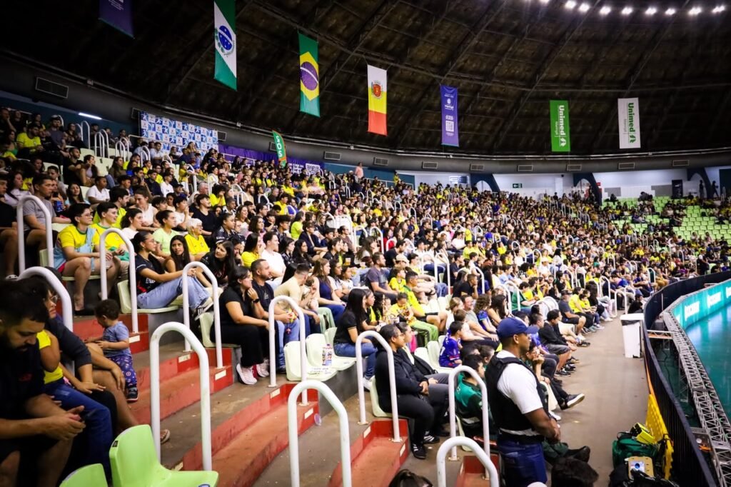 Seleção Brasileira goleia o Japão no futsal feminino com ginásio lotado em Maringá