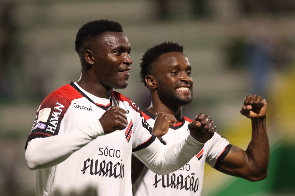 Show de Viveros no Oeste: como o Athletico atropelou em 31 minutos e voltou ao G4