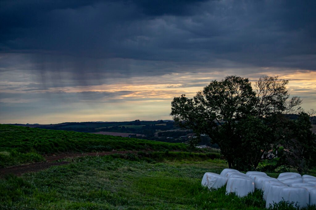 Feriado no Paraná terá alerta vermelho de tempestades e queda de temperatura