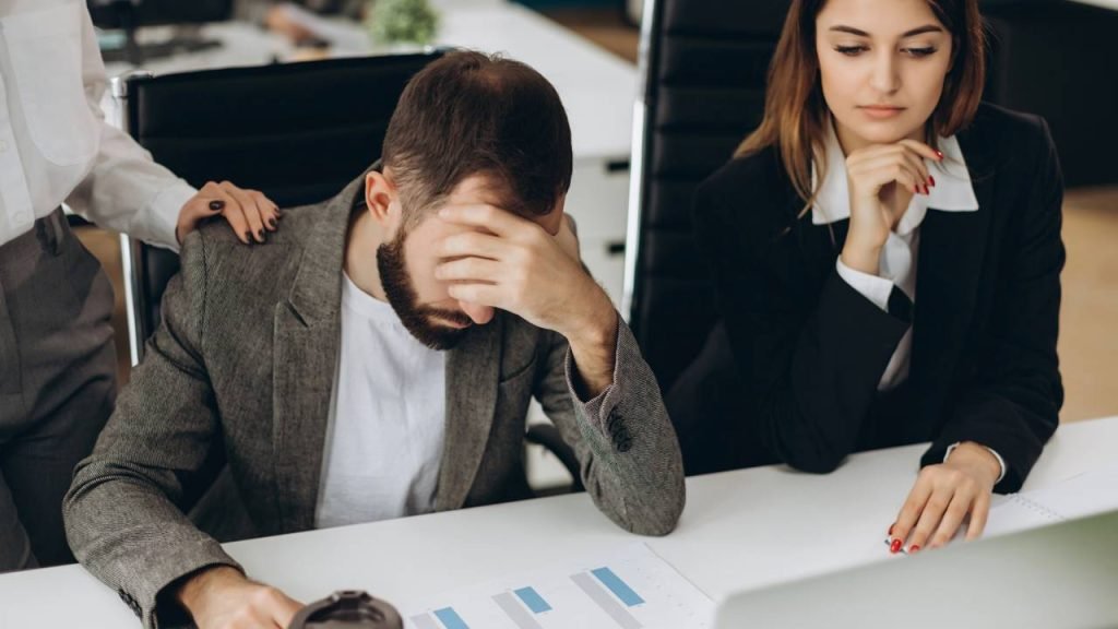 Pare de sofrer: o segredo simples para transformar críticas em sucesso profissional