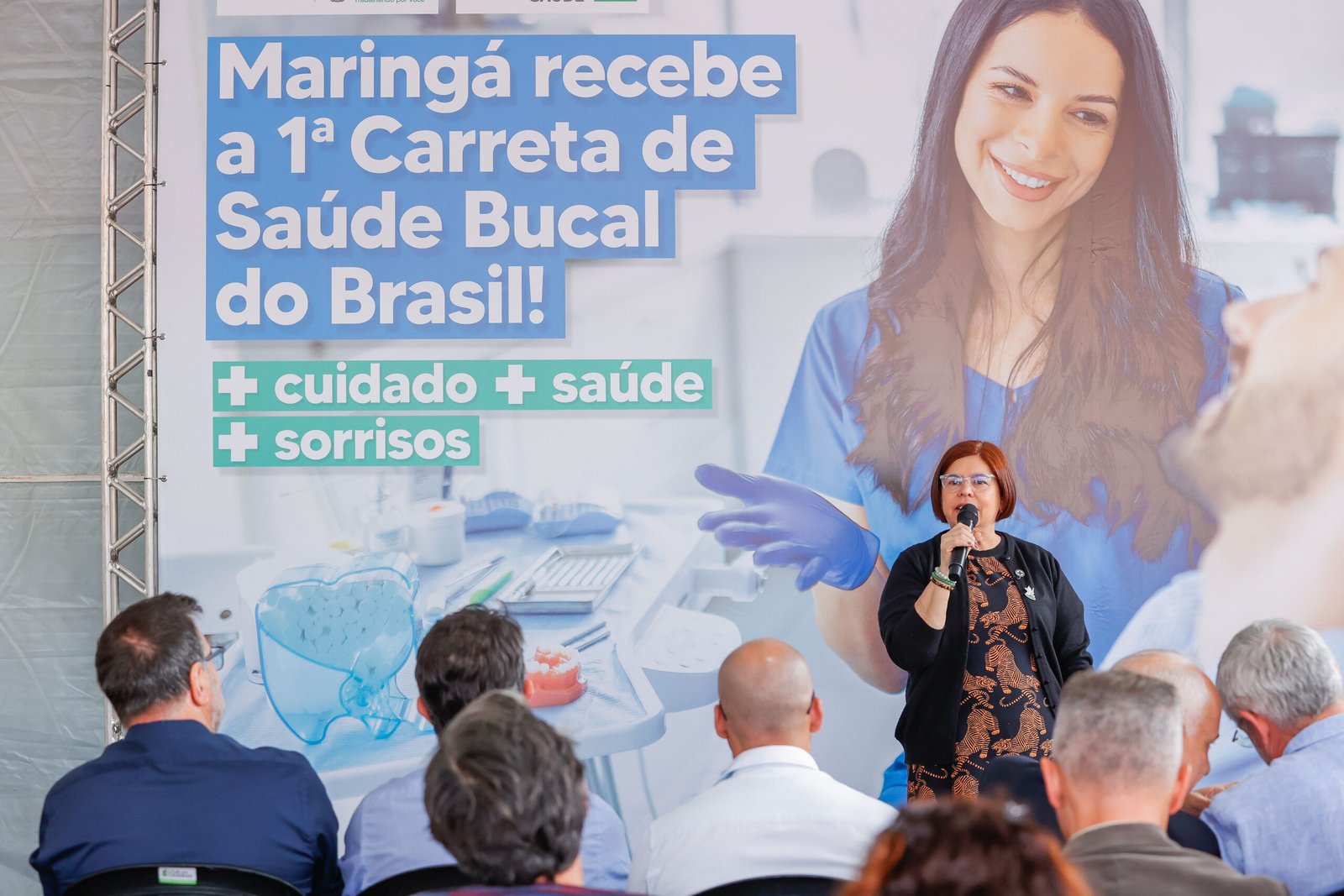Maringá inicia atendimentos da primeira Carreta da Saúde Bucal do país