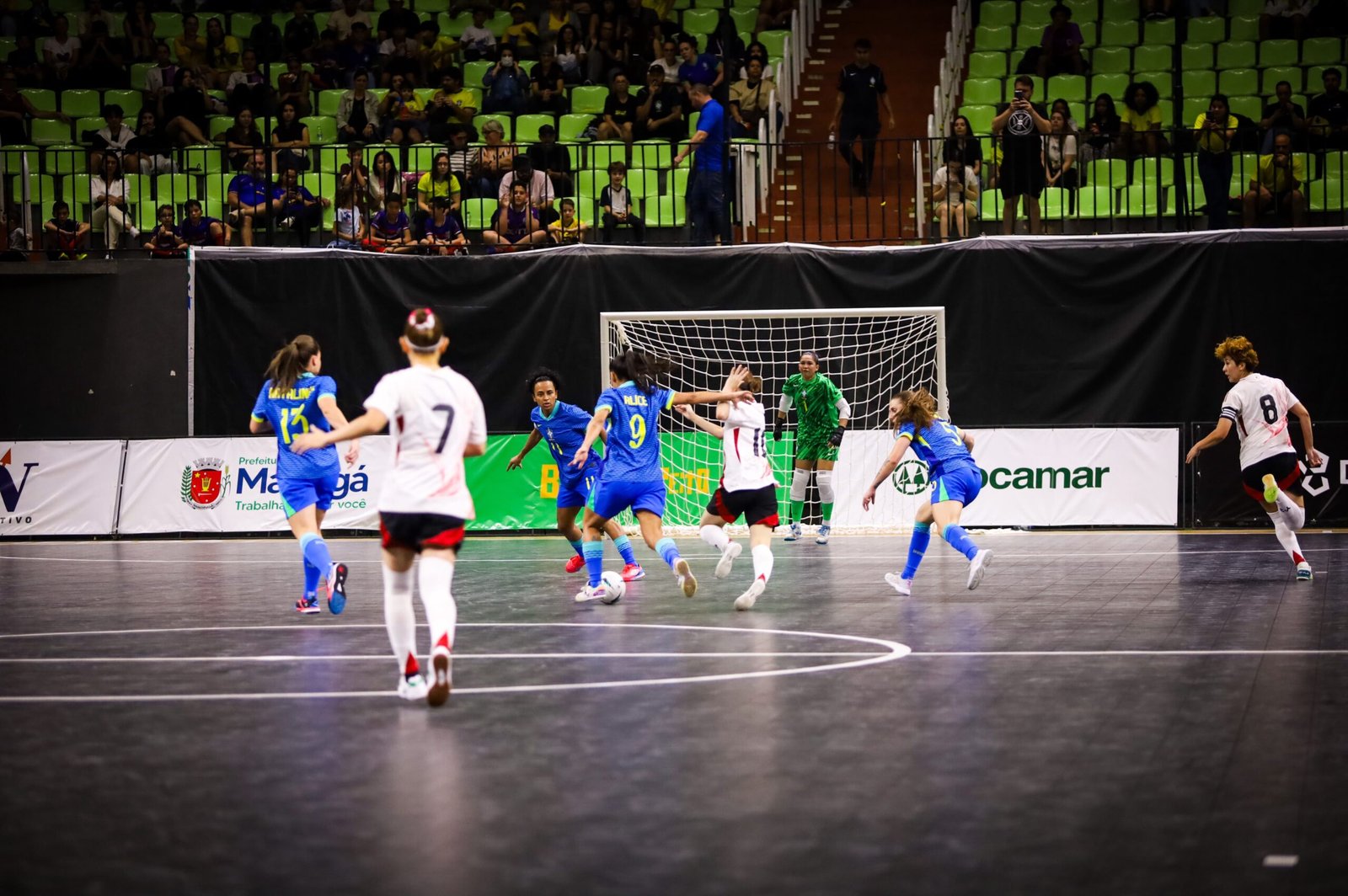 Seleção Brasileira goleia o Japão no futsal feminino com ginásio lotado em Maringá