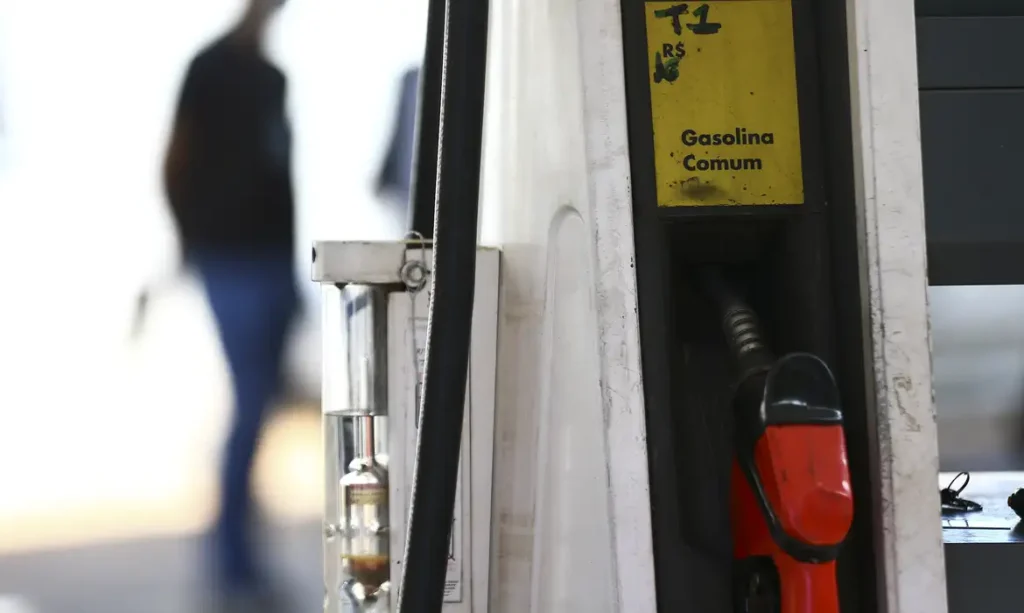 Procon Maringá alerta para diferença de até 21% nos preços dos combustíveis