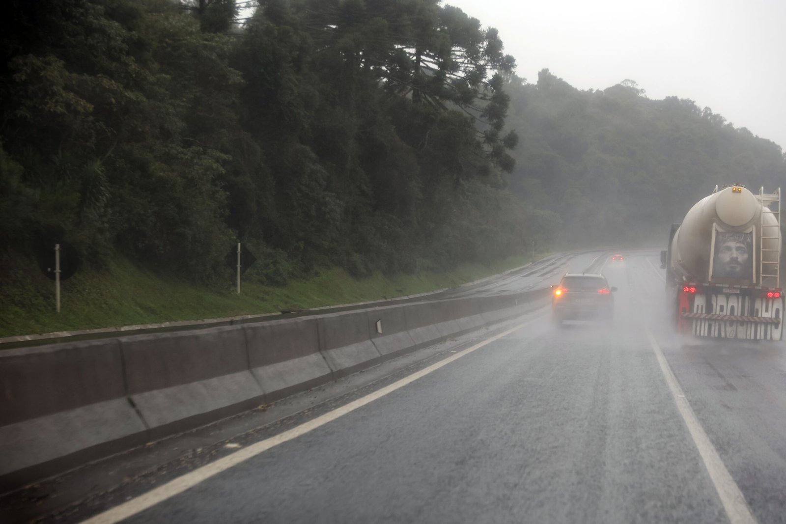 Tempestades causam deslizamentos e interditam rodovias no Paraná no fim de semana de eleições