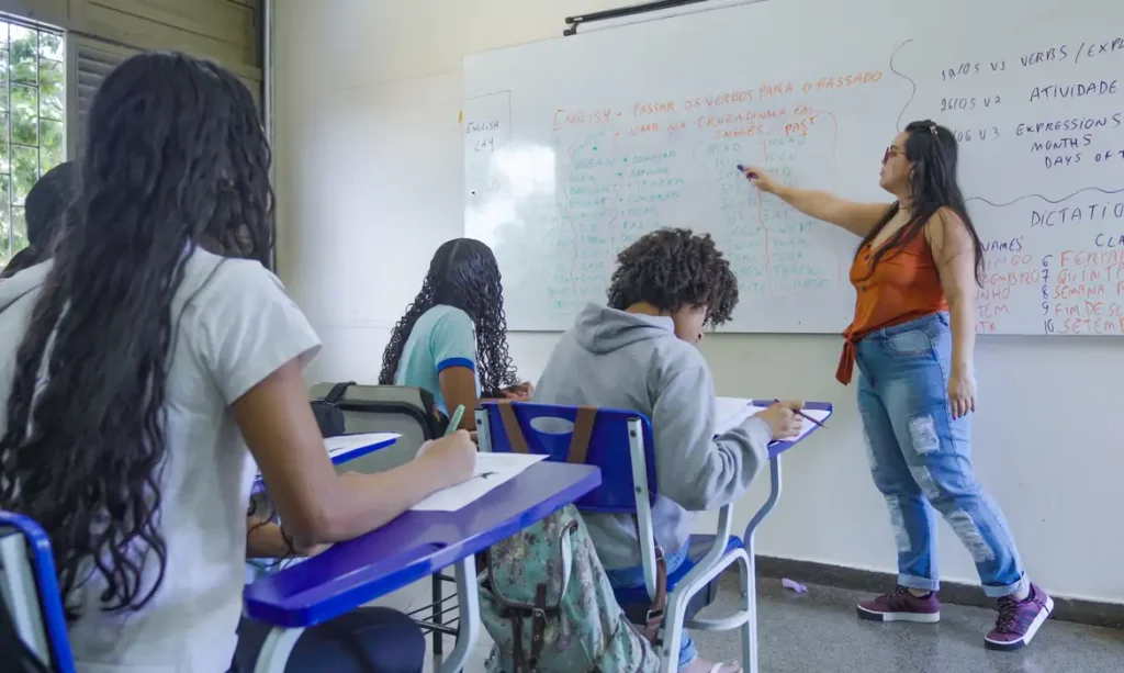 Planos de governo: o que Lula e Flávio propõem para a educação nacional