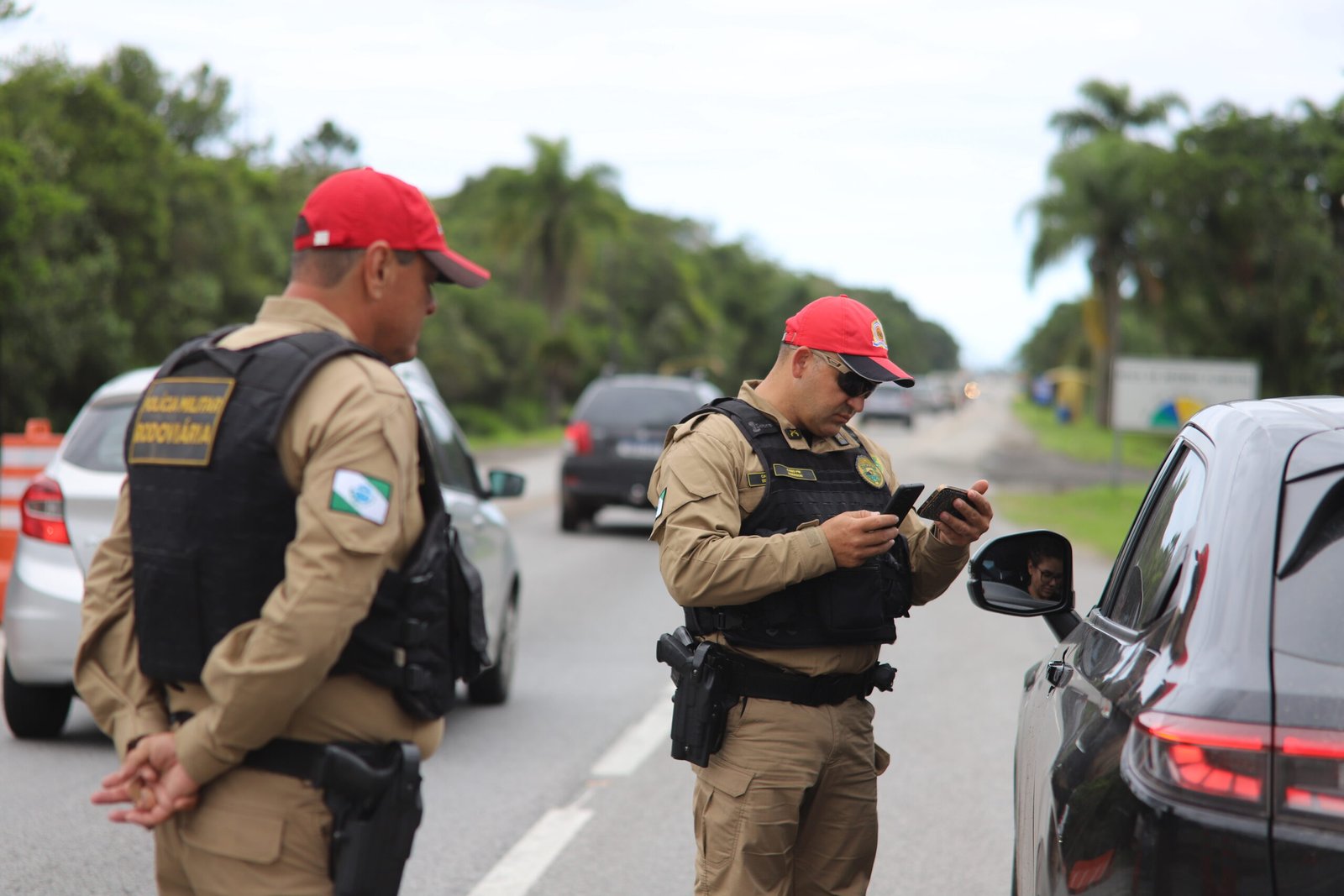 Feriado no Paraná: PMPR e PRF ampliam efetivo e fiscalização nas estradas