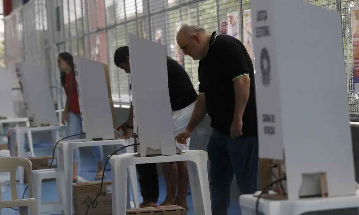 Guia prático de votação no Paraná: O que levar, proibições e a ordem na urna
