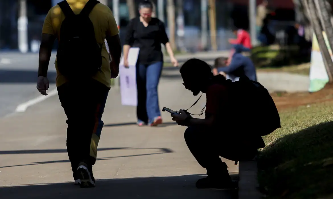 Jovens nem-nem: taxa cai para 22,4% com impulso de auxílios e bolsas