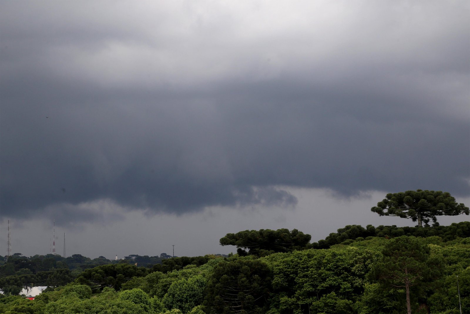 Feriado no Paraná terá alerta vermelho de tempestades e queda de temperatura