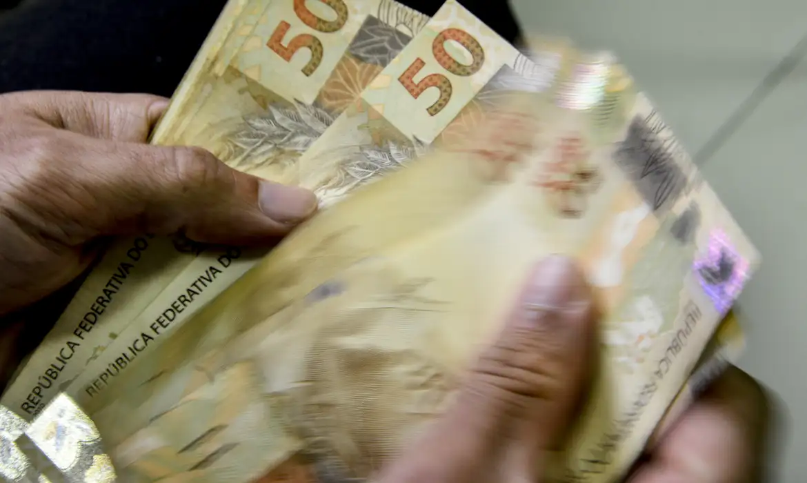 Endividamento bate recorde e BC vai bloquear ofertas de crédito agressivo