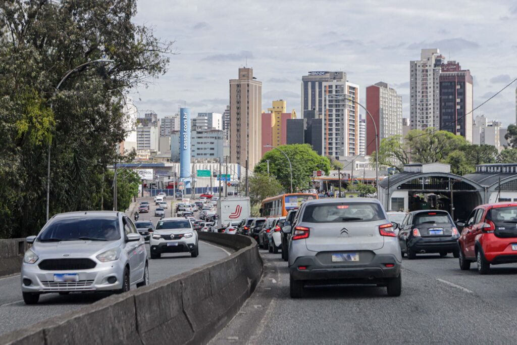IPVA mais barato e febre dos apps fazem frota de veículos disparar em Curitiba e RMC