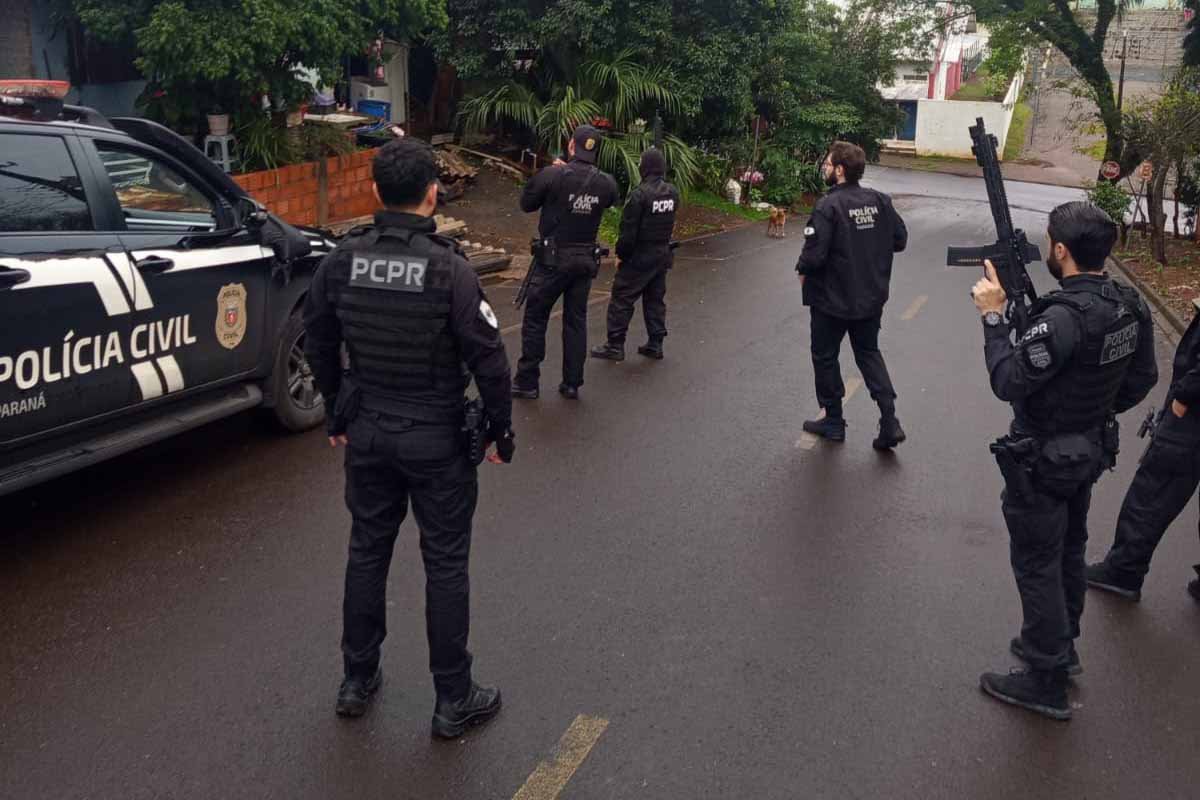 Facção que comandava torturas de dentro de presídios é alvo de 215 mandados no Paraná