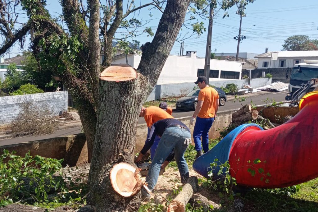 Detentos do Paraná reconstroem escolas destruídas por temporal e reduzem pena